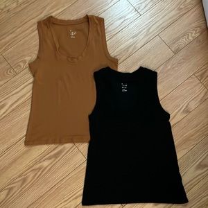 2 New Day Sleeveless vee tee Sz L